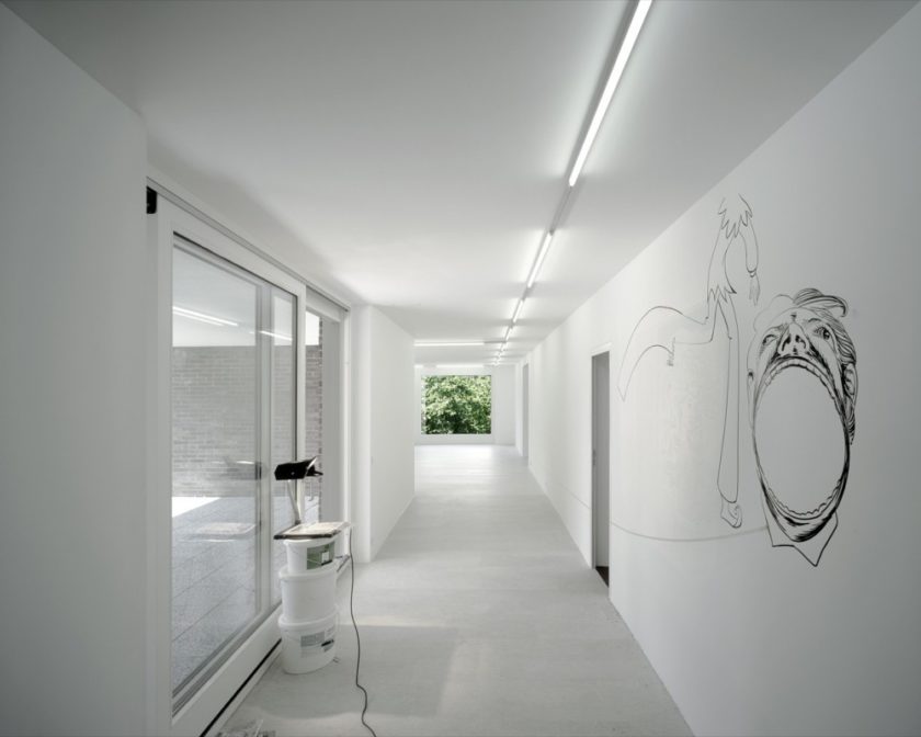 Длинный минималистический коридор в белом цвете