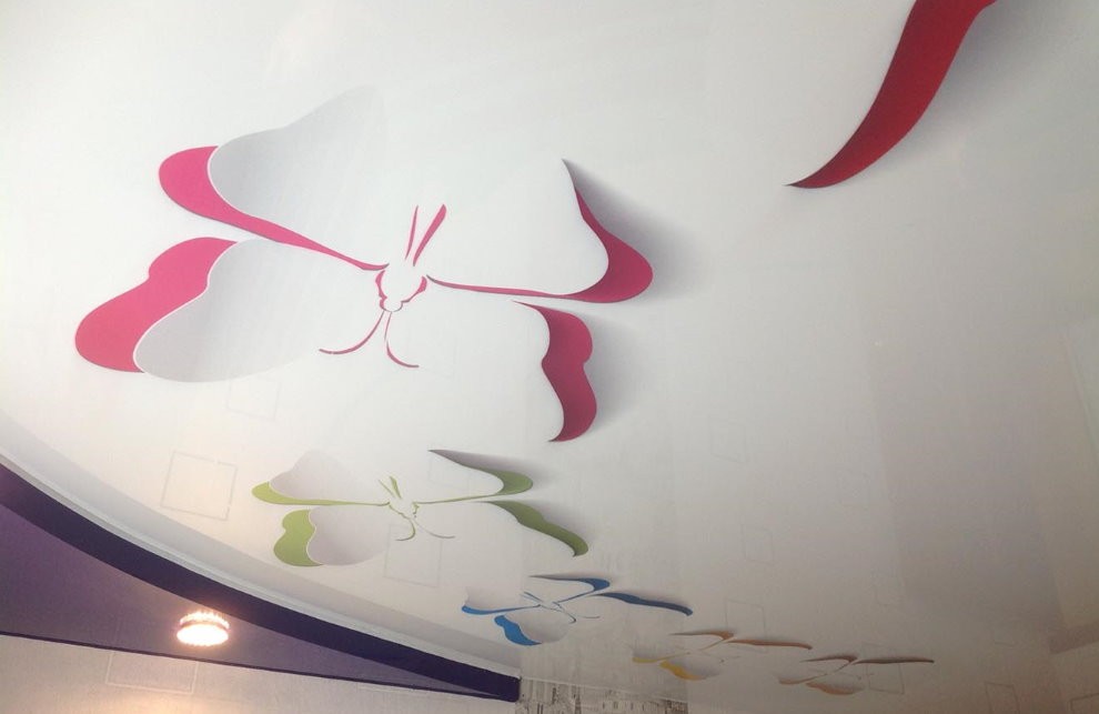 Объемное изображение бабочек на потолке в детской