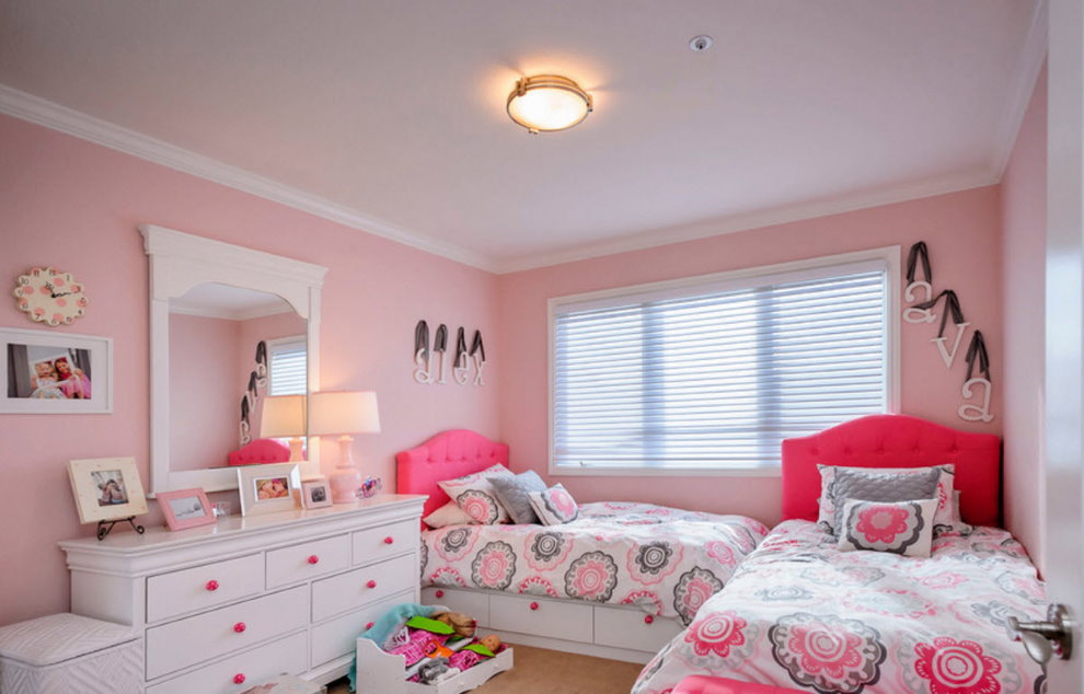 Гипсокартонный потолок в комнате девочек с розовыми стенами