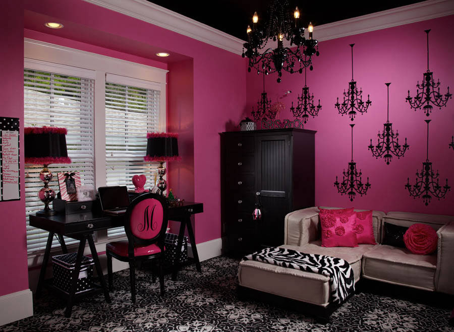 Черная мебель в комнате с темно-розовыми обоями