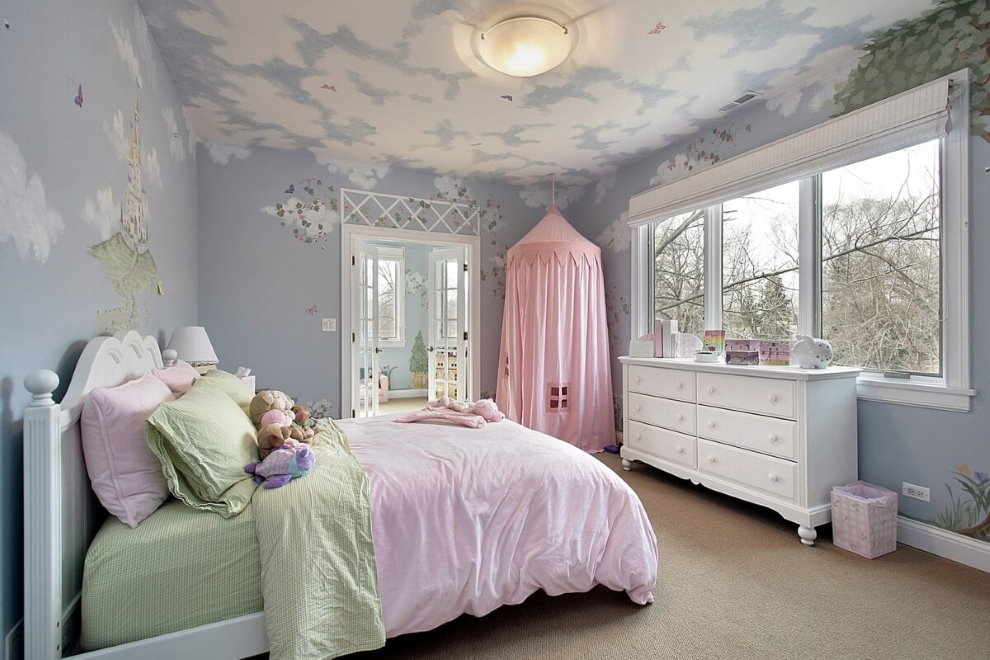 Нарисованные облака на потолке спальни для девочки