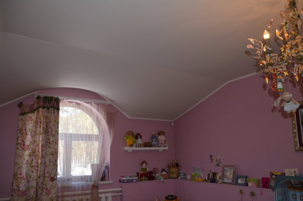 Белый потолок в мансардной комнате маленькой девочки