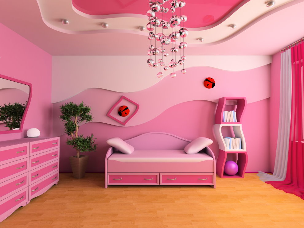 Светильник с хромированными подвесками на розовом потолке