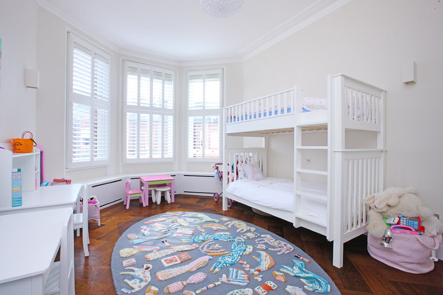 Интерьер детской комнаты с белой мебелью