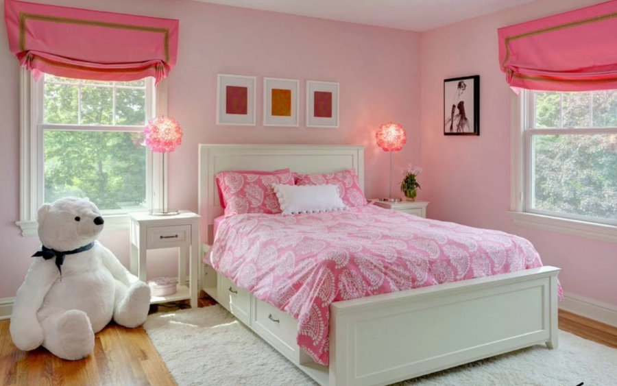 Розовые шторы в спальне с белой кроватью