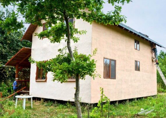 Саманный дом: экологичное и доступное жильё из подручных материалов
