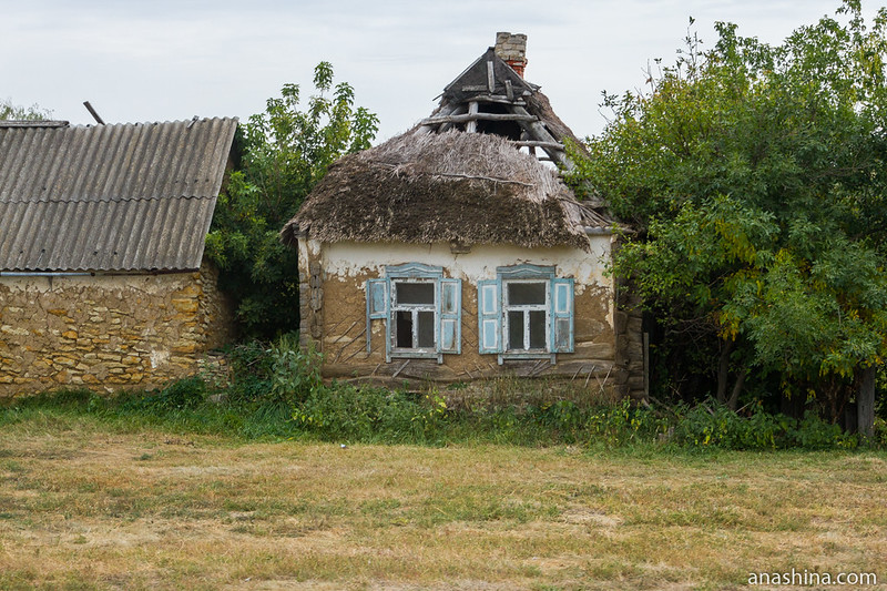 Старый саманный дом в селе Пыховка (Воронежская область)