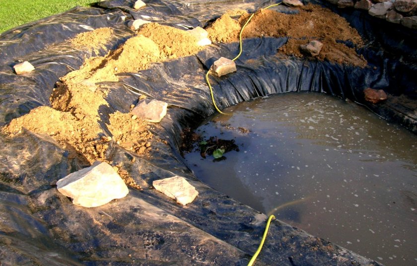 Заливание воды в пруд
