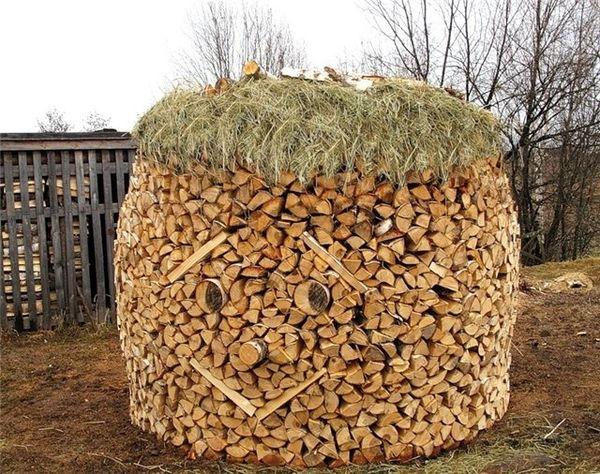 уложенные дрова