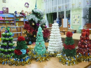 Различные варианты новогодних ёлок из ватных дисков