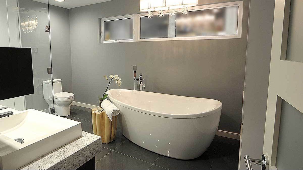 Современный лаконичный дизайн ванной позволяет поставить ее посередине комнаты.