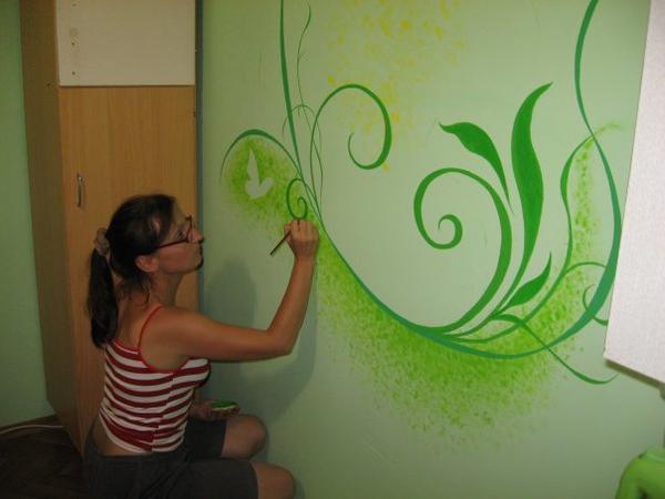 Роспись стен - увлекательное занятие. Важно выбрать цветовую палитру, чтобы любой оттенок гармонировал с интерьером комнаты