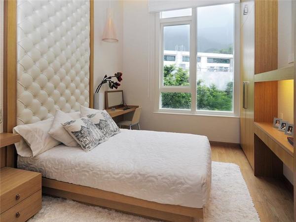 Ремонт в небольшой спальне лучше выполнить в классическом стиле, использовав при этом светлые оттенки 