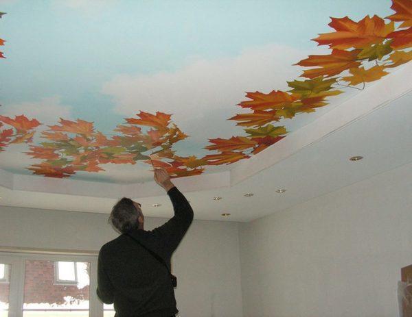 Для нанесения объемного рисунка на потолок необходимо тщательно подготовить рабочую поверхность