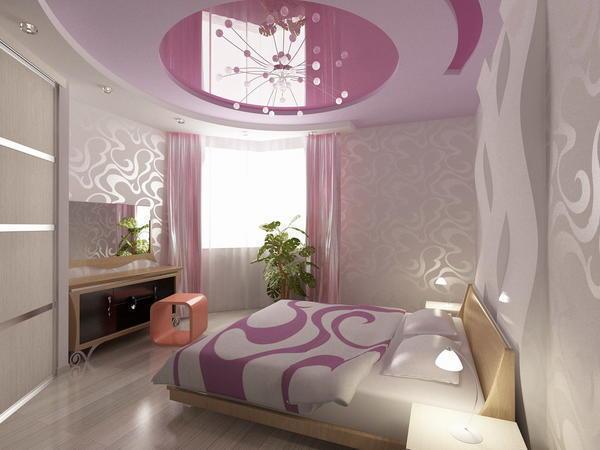 В спальнях, выдержанных в едином стиле, розовые потолки смотрятся красиво и изысканно