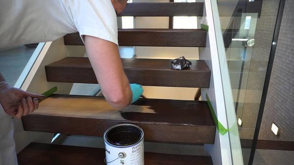 Последним этапом строительства деревянной лестницы является ее покраска или покрытие лаком