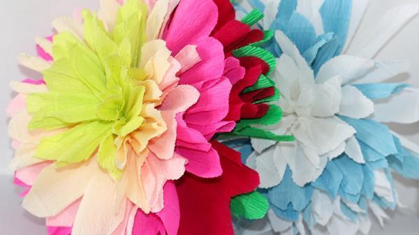 Цветок георгины можно сделать с помощью трех салфеток разных расцветок