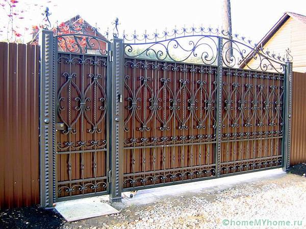 Ворота распашные металлические с калиткой: фото