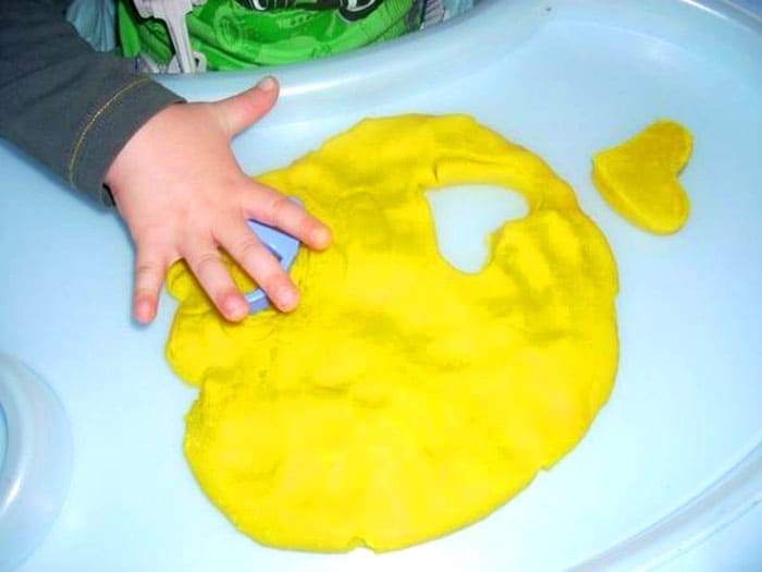 В этом возрасте ребёнок способен научиться вырезать фигурки с помощью формочек и молдов