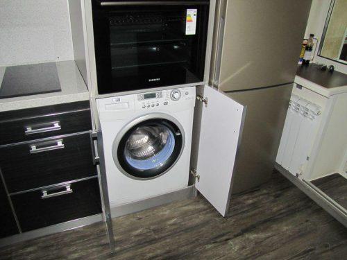 Где должна стоять стиральная машина. Где лучше устанавливать стиральную машину: прямо на кухне или в ванной?
