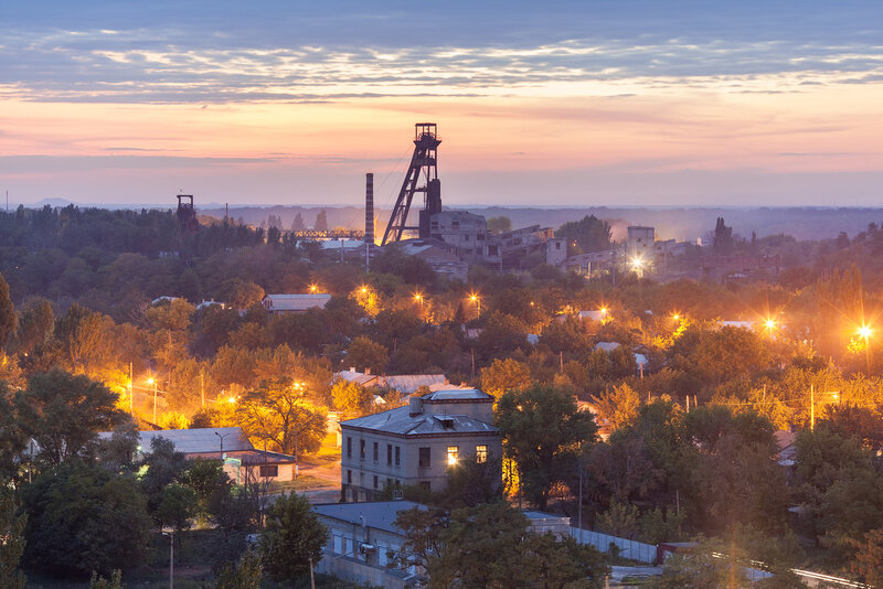 Вид на город, шахта в кадре