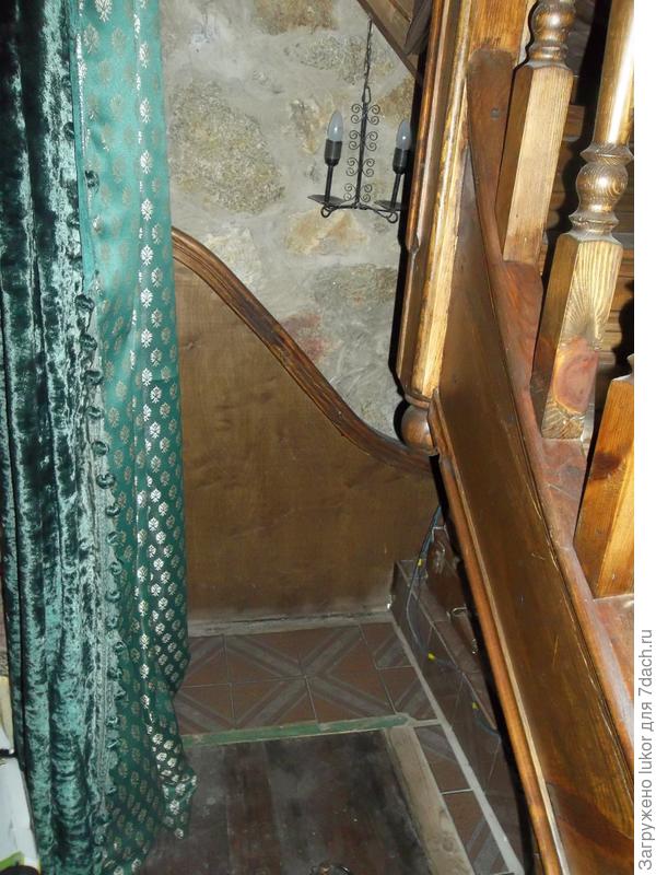 "Висящий" опорный столбик лестницы над погребом