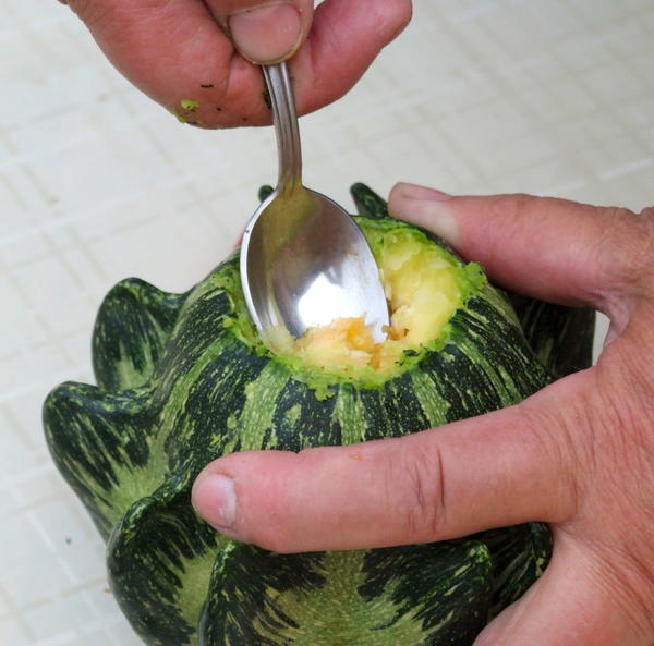 Ложечкой вынимаем мякоть