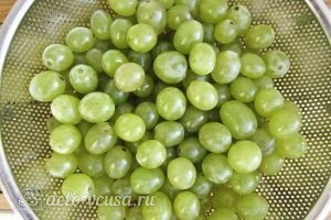 Виноградное варенье: Промыть виноград
