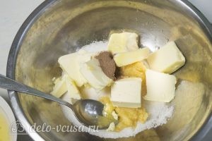Медовые пряники: Соединить масло с корицей и сахаром
