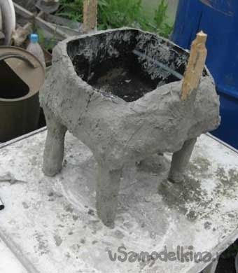 Кот-клумба из пластмассовой бутылки и цемента