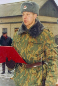 в 1995 году Фёдор ушёл на два года в армию