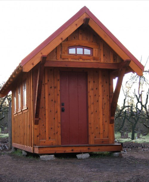 Деревянный крошечный дом