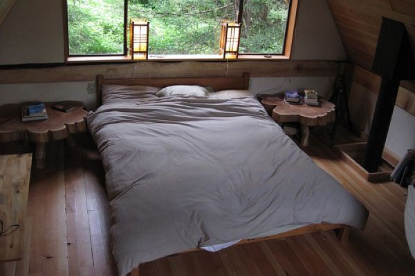 Спальня маленького лесного коттеджа в Японии