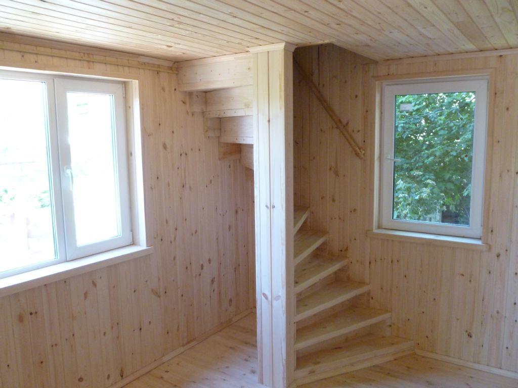 Отличным вариантом для небольшого  помещения станет деревянная винтовая лестница, которая располагается в углу дома