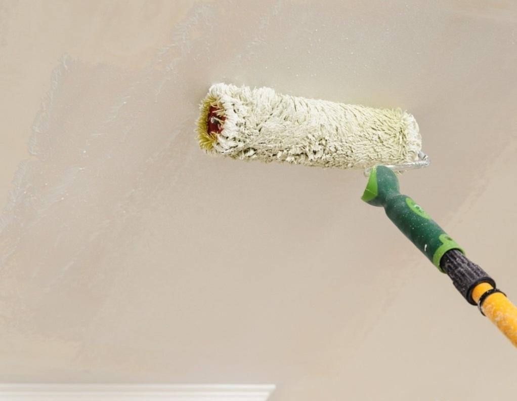Для нанесения грунтовки на потолок следует приобрести валик, оснащенный длинной ручкой 