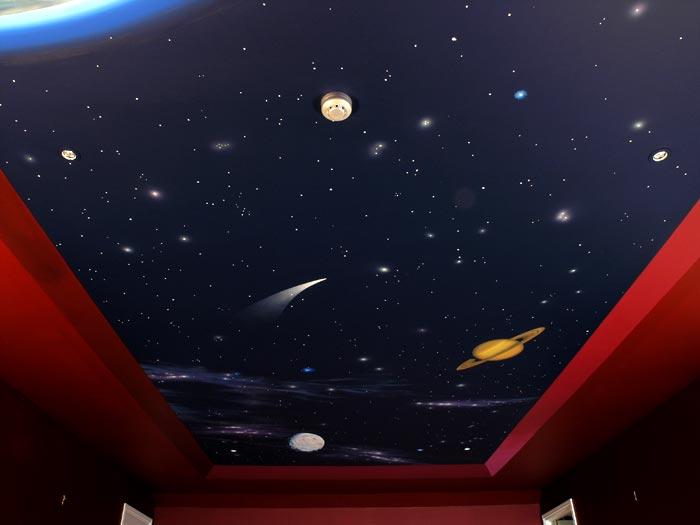 Популярными рисунками на потолке являются изображения звездного неба, моря и мировых достопримечательностей 