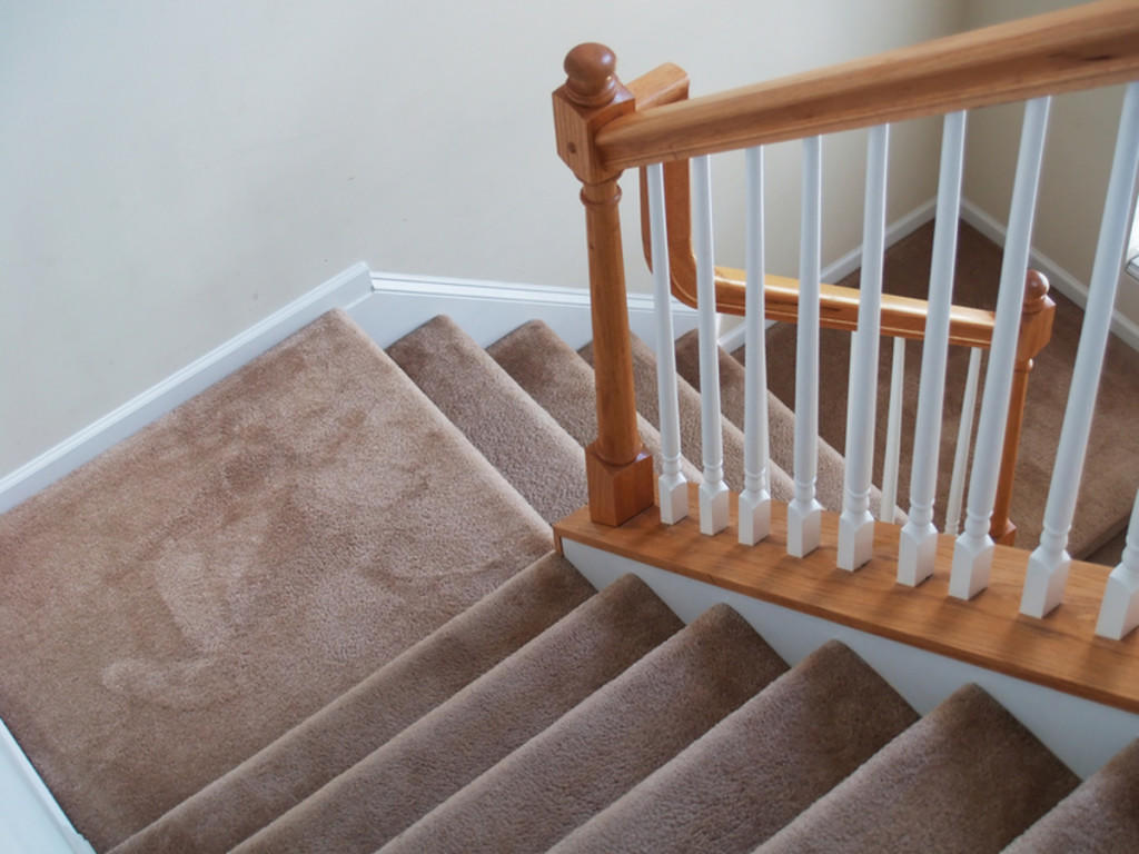 Выбирая отделочные материалы для лестницы, обязательно нужно учитывать их качество, характеристики и устойчивость 