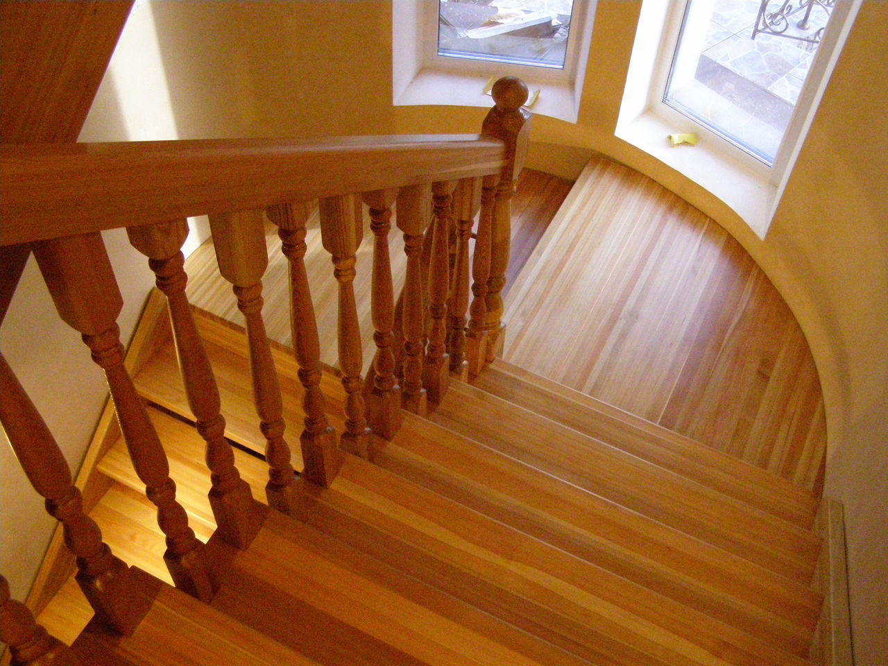 Достаточно красиво будет смотреться лестница, ступени которой отделаны ламинатом