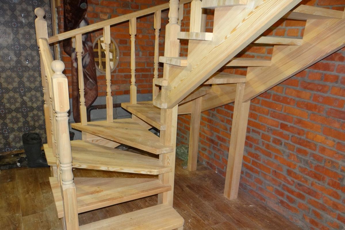 Забежные лестницы могут отличаться по форме, материалу, цене и конструкции 