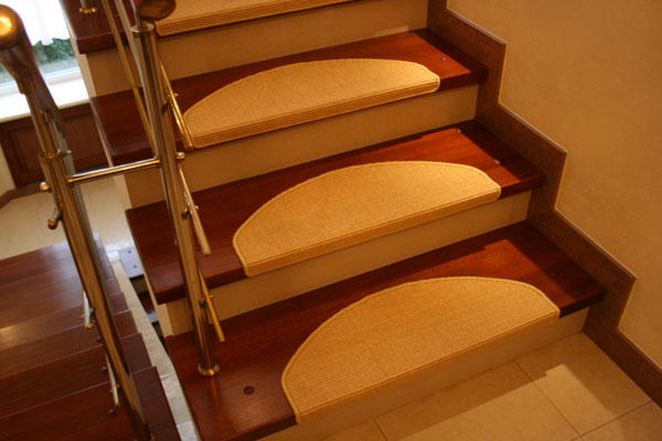 Сделать лестницу более привлекательной можно при помощи красивого покрытия 