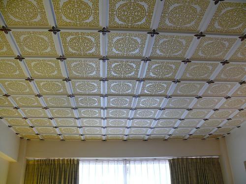 Потолок из пенопласта является достаточно популярным, поскольку он красиво украшает потолочную поверхность и делает интерьер комнаты более изысканным