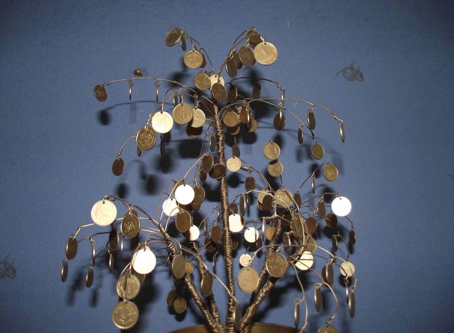 Чтобы дерево выглядело более эффектно нужно сделать несколько слоев монеток