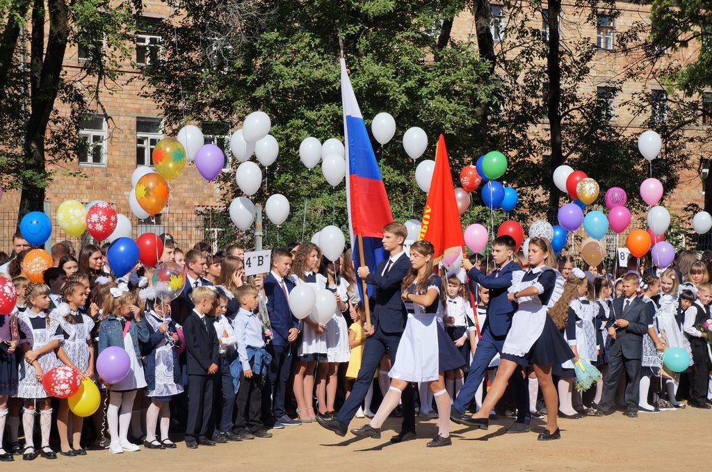 Церемония с флагом на линейке