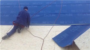 Поверх плит ОСБ выстилается подложка Поверх плит ОСБ выстилается подложка