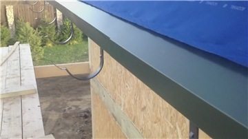 Свес крыши с уже установленной торцевой планкой Свес крыши с уже установленной торцевой планкой