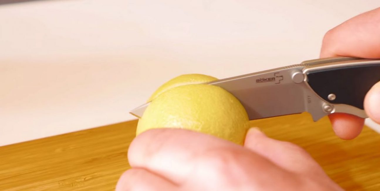 Лимон разрезают ножом на две половинки