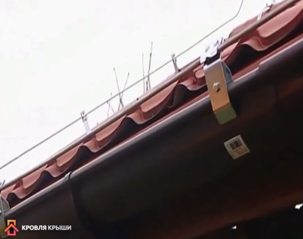 Кронштейны прикручены к кромке водосточного желоба