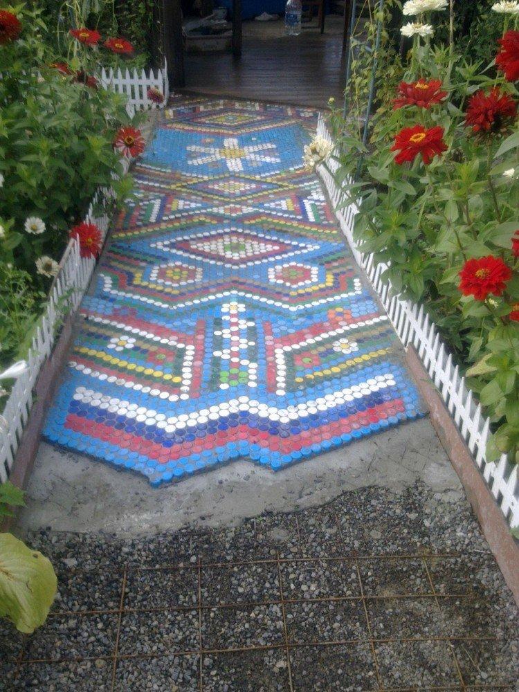 Дорожка из крышек от пластиковых бутылок - Поделки из пластиковых бутылок своими руками