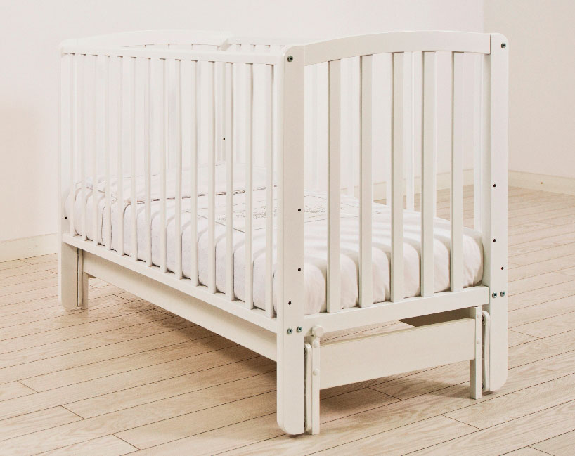 Белая детская кровать для новорожденных с системой качания