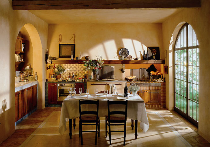Кухня в деревенском стиле с большим панорамным окном. Рабочая и обеденная зона на кухне получает максимум естественного освещения.